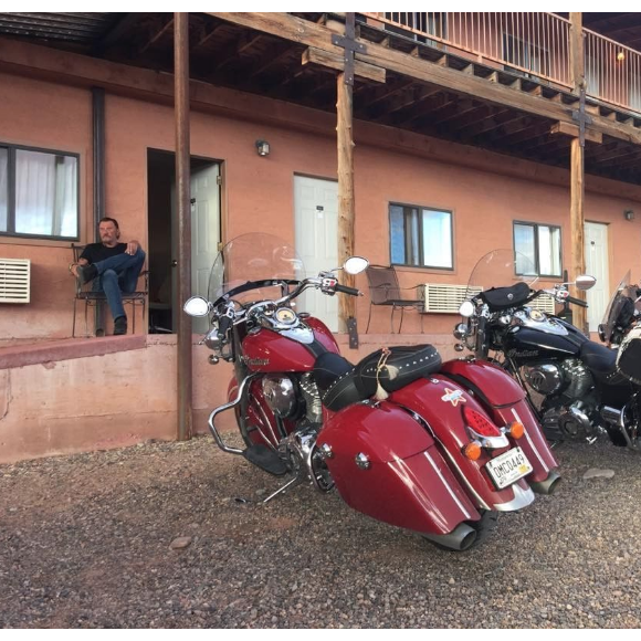 Johnny Hallyday et sa bande en plein road-trip à travers les Etats-Unis - "Pause dodo" au Hat Rock Inn motel dans l'Utah, le 22 septembre 2016.
