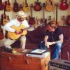 Johnny Hallyday et Yodelice (Maxim Nucci) trouvent l'inspiration dans un guitar shop de Santa Fe. Photographiés par Laeticia, le 22 septembre 2016.