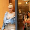 Kylie Jenner, blonde platine et avec une robe pailletée, dans les rues de New York, le 8 septembre 2016
