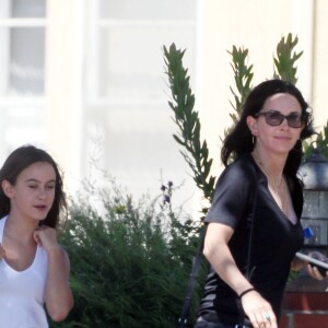 Courteney Cox et sa fille Coco Arquette se rendent chez des amis à Los Angeles, Californie, Etats-Unis, le 11 août 2016.