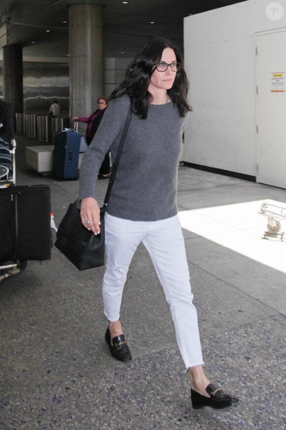 Courteney Cox arrive à l'aéroport de Los Angeles (LAX), le 6 août 2016.