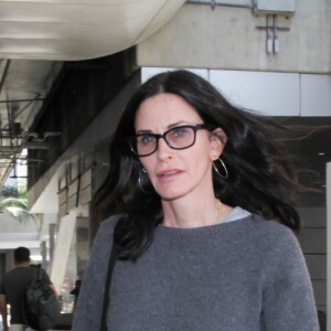 Courteney Cox arrive à l'aéroport de Los Angeles (LAX), le 6 août 2016.