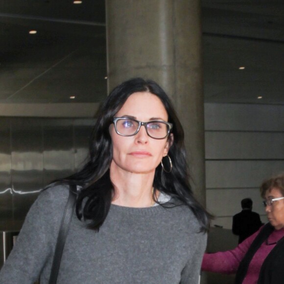 Courteney Cox arrive à l'aéroport de Los Angeles (LAX), le 6 août 2016.