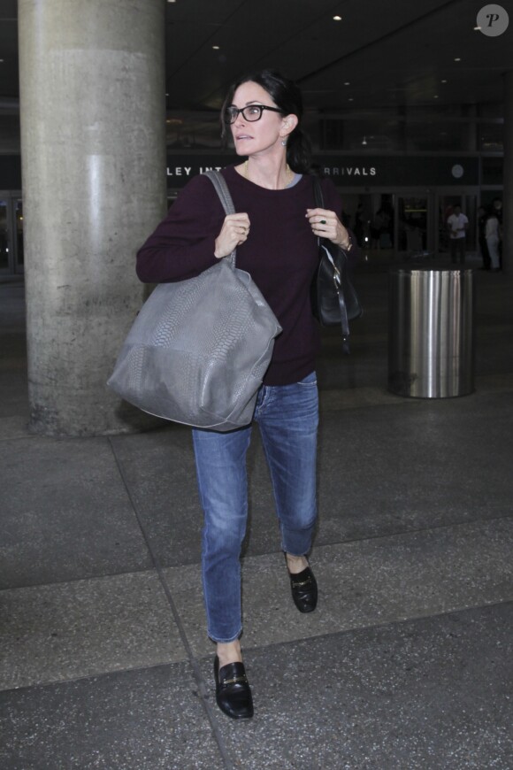 Courteney Cox arrive à l'aéroport de Los Angeles (LAX), le 23 mai 2016.
