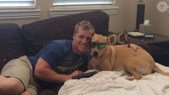 Sam Willoughby (ici avec sa chienne adorée), double champion du monde et vice-champion olympique 2012 de BMX, est paralysé suite à une grave chute à l'entraînement le 10 septembre 2016 en Californie. Photo de son compte Twitter.