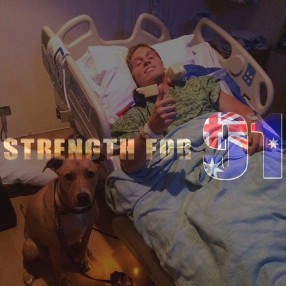 Sam Willoughby sur son lit d'hôpital : le double champion du monde et vice-champion olympique 2012 de BMX, est paralysé suite à une grave chute à l'entraînement le 10 septembre 2016 en Californie. Photo Instagram de sa fiancée Alise Post.