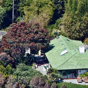 La nouvelle propriété d'Angelina Jolie située à Malibu est louée pour 95 000 dollars par mois. Suite à l'annonce de son divorce avec Brad Pitt, l'actrice américaine s'est réfugiée sous ce toit avec ses six enfants (septembre 2016).