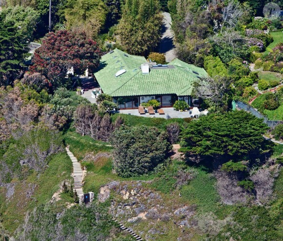 La nouvelle propriété d'Angelina Jolie située à Malibu est louée pour 95 000 dollars par mois. Suite à l'annonce de son divorce avec Brad Pitt, l'actrice américaine s'est réfugiée sous ce toit avec ses six enfants (septembre 2016).