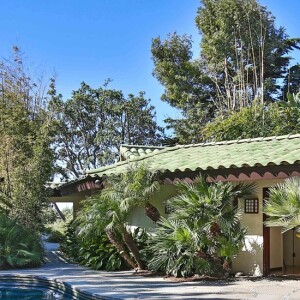 La nouvelle propriété d'Angelina Jolie située à Malibu est louée pour 95 000 dollars par mois. Suite à l'annonce de son divorce avec Brad Pitt, l'actrice américaine s'est réfugiée sous ce toit avec ses six enfants (septembre 2016).