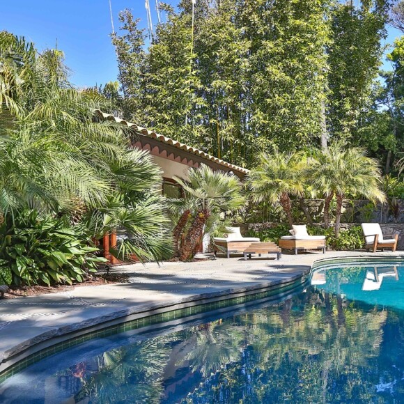 La nouvelle propriété d'Angelina Jolie située à Malibu est louée pour 95 000 dollars par mois. Suite à l'annonce de son divorce avec Brad Pitt, l'actrice américaine s'est réfugiée sous ce toit avec ses six enfants (septembre 2016).