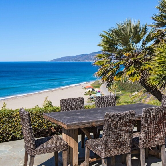 La nouvelle propriété d'Angelina Jolie située à Malibu est louée pour 95 000 dollars par mois. Suite à l'annonce de son divorce avec Brad Pitt, l'actrice américaine s'est réfugiée sous ce toit avec ses six enfants (septembre 2016).