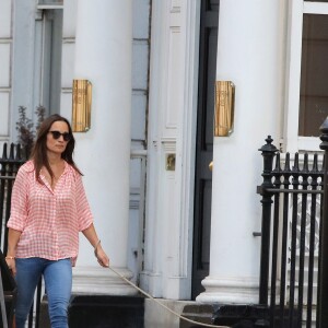 Pippa Middleton, récemment fiancée à James Matthews, promène son chien en début de soirée dans le quartier de Chelsea à Londres, le 25 juillet 2016