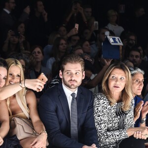 Michelle Hunziker avec sa fille Aurora Ramazzotti et son mari Tomaso Trussardi assistent au défilé de mode Trussardi lors de la Fashion Week à Milan, le 25 septembre 2016.