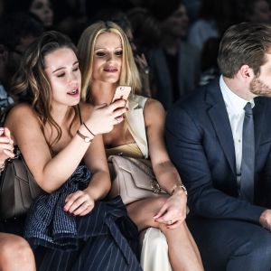 Michelle Hunziker avec sa fille Aurora Ramazzotti et son mari Tomaso Trussardi assistent au défilé de mode Trussardi lors de la Fashion Week à Milan, le 25 septembre 2016.