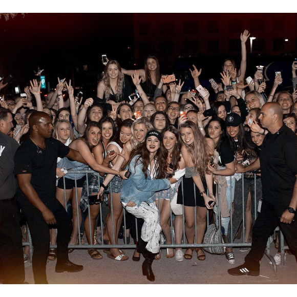 Selena Gomez pose avec ses fans sur Instagram