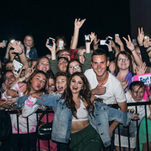 Selena Gomez pose avec ses fans sur Instagram