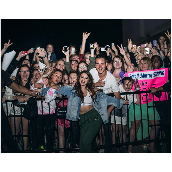 Selena Gomez pose avec ses fans sur Instagram