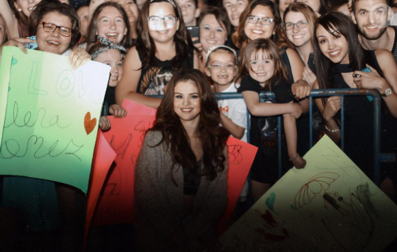 Selena Gomez pose avec ses fans sur Instagram