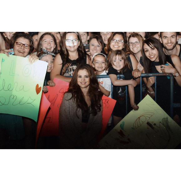Selena Gomez pose avec ses fans sur Instagram
