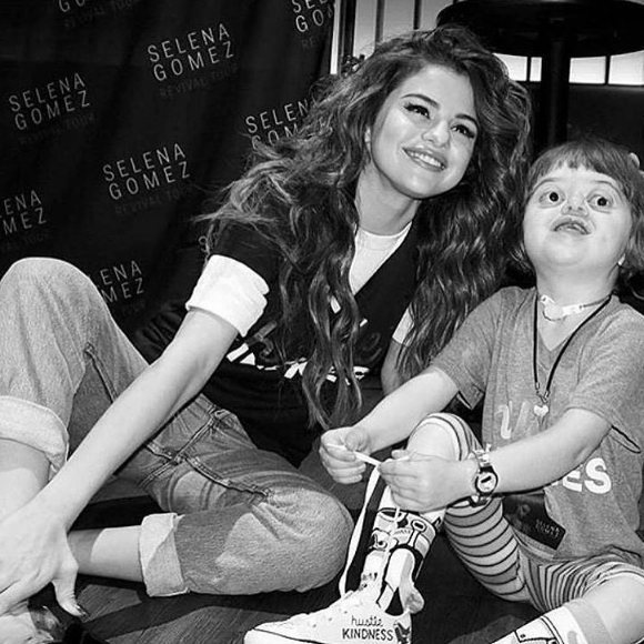 Selena Gomez pose avec ses fans sur Instagram