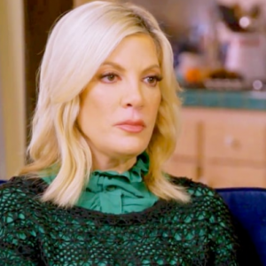 Tori Spelling dans l'émission Hollywood Medium With Tyler Henry, diffusée sur E!. Image extraite d'une vidéo publiée sur le site Us Weekly.