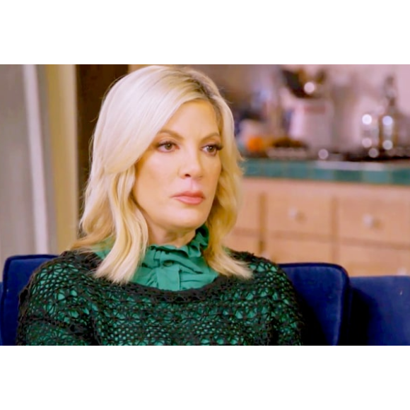 Tori Spelling dans l'émission Hollywood Medium With Tyler Henry, diffusée sur E!. Image extraite d'une vidéo publiée sur le site Us Weekly.