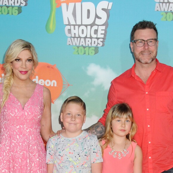 Tori Spelling, Dean McDermott et leurs enfants Liam Aaron et Stella Doreen à la soirée "Kids' Choice Awards" au Forum à Inglewood. Le 12 mars 2016