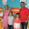 Tori Spelling, Dean McDermott et leurs enfants Stella Doreen et Liam Aaron à la soirée "Kids' Choice Awards" au Forum à Inglewood. Le 12 mars 2016