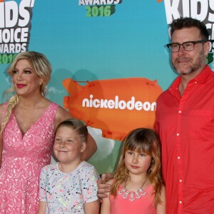 Tori Spelling, Dean McDermott et leurs enfants Stella Doreen et Liam Aaron à la soirée "Kids' Choice Awards" au Forum à Inglewood. Le 12 mars 2016