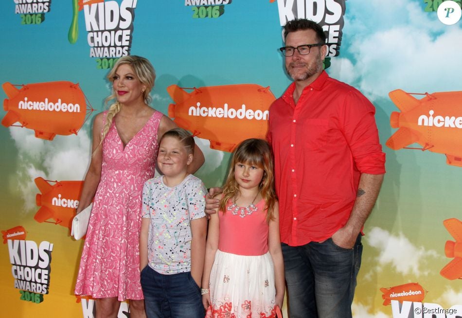 Tyler Henry à Lécoute De Lau-delà Tori Spelling, Dean McDermott et leurs enfants Stella Doreen et Liam