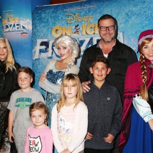 Finn McDermott, sa femme Tori Spelling et leurs enfants Liam McDermott, Dean McDermott, Hattie McDermott, Stella McDermott lors de première de "Frozen" de Disney On Ice à Los Angeles, le 10 décembre 2015.