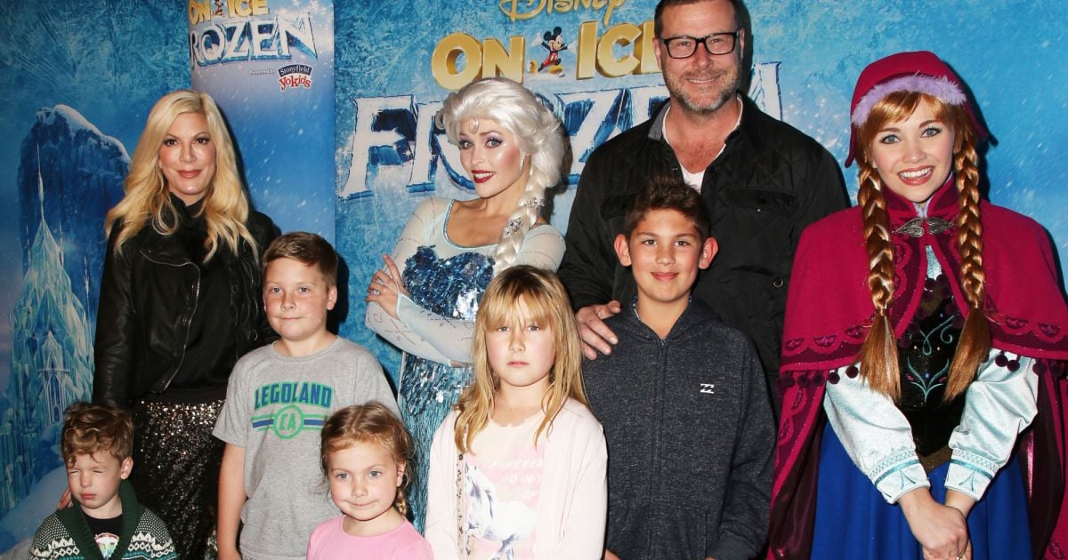 Tyler Henry à Lécoute De Lau-delà Finn McDermott, sa femme Tori Spelling et leurs enfants Liam McDermott