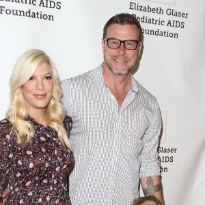 Tori Spelling, Dean McDermott et leur fille Hattie Margaret à la 26ème soirée caritative «The Elizabeth Glaser Pediatric AIDS» à Los Angeles. Le 25 octobre 2015