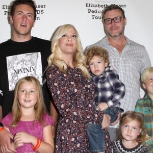 Jack Montgomery McDermott, Tori Spelling, Dean McDermott et leurs enfants Stella Doreen, Finn Davey, Hattie Margaret et Liam Aaron McDermott à la 26ème soirée caritative «The Elizabeth Glaser Pediatric AIDS» à Los Angeles. Le 25 octobre 2015