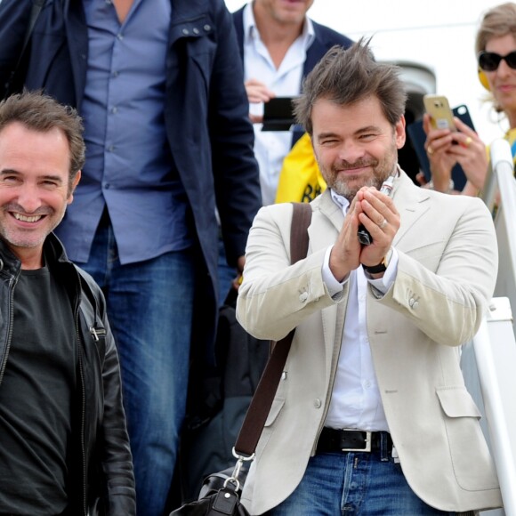 Jean Dujardin et Clovis Cornillac lors de l'arrivée surprise organisée par le personnel d'Air France qui avait transformé pour l'occasion, le tarmac de l'aéroport Nice Côte d'Azur en mode "Brice de Nice 3" le 16 septembre 2016. © Bruno Bebert / Bestimage