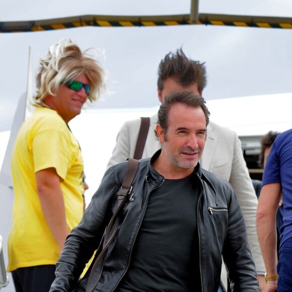 Jean Dujardin, alias Brice de Nice, lors de l'arrivée surprise organisée par le personnel d'Air France qui avait transformé pour l'occasion, le tarmac de l'aéroport Nice Côte d'Azur en mode "Brice de Nice 3" le 16 septembre 2016.  © Bruno Bebert / Bestimage