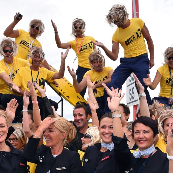 Jean Dujardin, alias Brice de Nice, lors de l'arrivée surprise organisée par le personnel d'Air France qui avait transformé pour l'occasion, le tarmac de l'aéroport Nice Côte d'Azur en mode "Brice de Nice 3" le 16 septembre 2016. © Bruno Bebert / Bestimage
