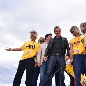 Jean Dujardin et Clovis Cornillac lors de l'arrivée surprise organisée par le personnel d'Air France qui avait transformé pour l'occasion, le tarmac de l'aéroport Nice Côte d'Azur en mode "Brice de Nice 3" le 16 septembre 2016. © Bruno Bebert / Bestimage