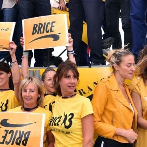 Jean Dujardin, alias Brice de Nice, Bruno Salomone et James Huth lors de l'arrivée surprise organisée par le personnel d'Air France qui avait transformé pour l'occasion, le tarmac de l'aéroport Nice Côte d'Azur en mode "Brice de Nice 3" le 16 septembre 2016. © Bruno Bebert / Bestimage