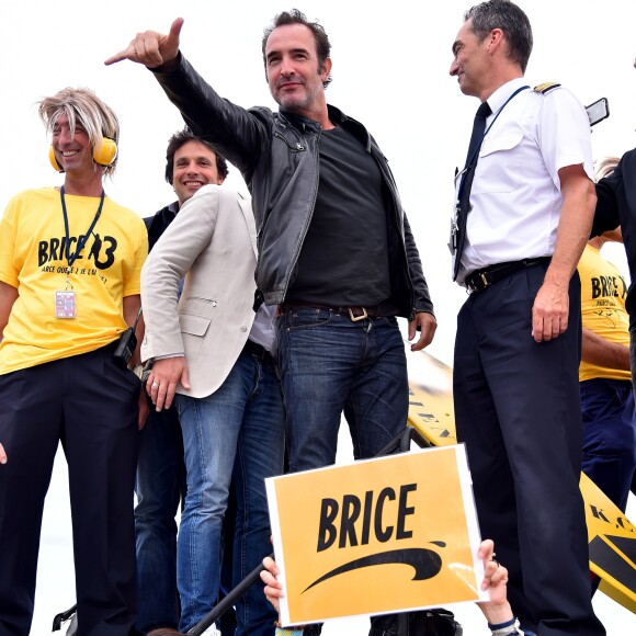 Jean Dujardin, alias Brice de Nice, lors de l'arrivée surprise organisée par le personnel d'Air France qui avait transformé pour l'occasion, le tarmac de l'aéroport Nice Côte d'Azur en mode "Brice de Nice 3" le 16 septembre 2016. © Bruno Bebert / Bestimage