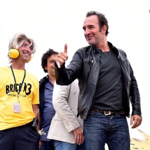 Jean Dujardin, alias Brice de Nice, lors de l'arrivée surprise organisée par le personnel d'Air France qui avait transformé pour l'occasion, le tarmac de l'aéroport Nice Côte d'Azur en mode "Brice de Nice 3" le 16 septembre 2016. © Bruno Bebert / Bestimage