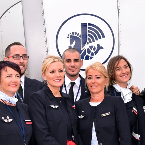 Jean Dujardin, alias Brice de Nice, lors de l'arrivée surprise organisée par le personnel d'Air France qui avait transformé pour l'occasion, le tarmac de l'aéroport Nice Côte d'Azur en mode "Brice de Nice 3" le 16 septembre 2016. © Bruno Bebert / Bestimage