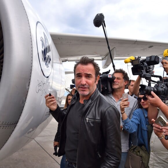 Jean Dujardin, alias Brice de Nice, lors de l'arrivée surprise organisée par le personnel d'Air France qui avait transformé pour l'occasion, le tarmac de l'aéroport Nice Côte d'Azur en mode "Brice de Nice 3" le 16 septembre 2016. © Bruno Bebert / Bestimage