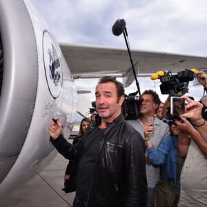 Jean Dujardin, alias Brice de Nice, lors de l'arrivée surprise organisée par le personnel d'Air France qui avait transformé pour l'occasion, le tarmac de l'aéroport Nice Côte d'Azur en mode "Brice de Nice 3" le 16 septembre 2016. © Bruno Bebert / Bestimage