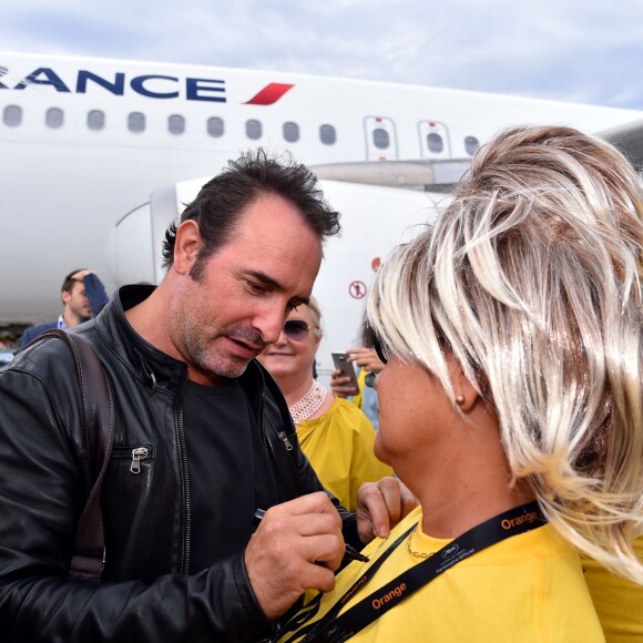 Jean Dujardin, alias Brice de Nice, lors de l'arrivée surprise organisée par le personnel d'Air France qui avait transformé pour l'occasion, le tarmac de l'aéroport Nice Côte d'Azur en mode "Brice de Nice 3" le 16 septembre 2016. © Bruno Bebert / Bestimage