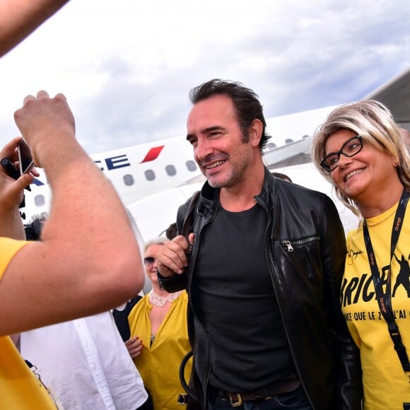 Jean Dujardin, alias Brice de Nice, lors de l'arrivée surprise organisée par le personnel d'Air France qui avait transformé pour l'occasion, le tarmac de l'aéroport Nice Côte d'Azur en mode "Brice de Nice 3" le 16 septembre 2016. © Bruno Bebert / Bestimage