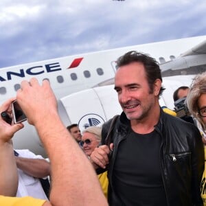 Jean Dujardin, alias Brice de Nice, lors de l'arrivée surprise organisée par le personnel d'Air France qui avait transformé pour l'occasion, le tarmac de l'aéroport Nice Côte d'Azur en mode "Brice de Nice 3" le 16 septembre 2016. © Bruno Bebert / Bestimage