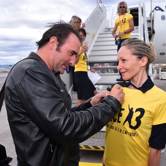 Jean Dujardin, alias Brice de Nice, lors de l'arrivée surprise organisée par le personnel d'Air France qui avait transformé pour l'occasion, le tarmac de l'aéroport Nice Côte d'Azur en mode "Brice de Nice 3" le 16 septembre 2016. © Bruno Bebert / Bestimage