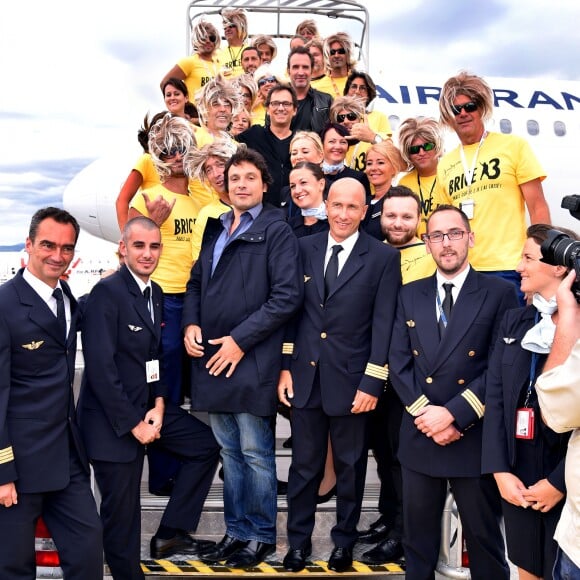 Jean Dujardin, alias Brice de Nice, Bruno Salomone et James Huth lors de l'arrivée surprise organisée par le personnel d'Air France qui avait transformé pour l'occasion, le tarmac de l'aéroport Nice Côte d'Azur en mode "Brice de Nice 3" le 16 septembre 2016. © Bruno Bebert / Bestimage