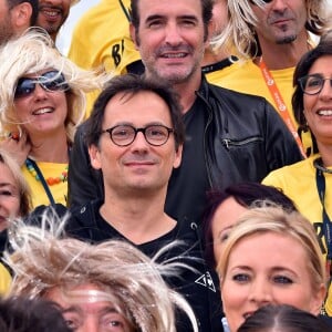 Jean Dujardin, alias Brice de Nice, et James Huth lors de l'arrivée surprise organisée par le personnel d'Air France qui avait transformé pour l'occasion, le tarmac de l'aéroport Nice Côte d'Azur en mode "Brice de Nice 3" le 16 septembre 2016. © Bruno Bebert / Bestimage